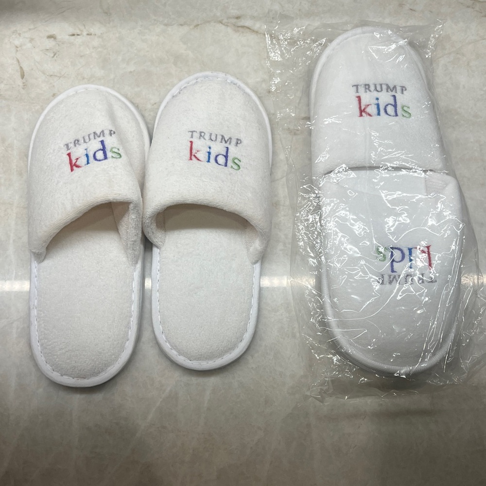 🆕 Trump Kids White Slippers from Trump hotel Chicago